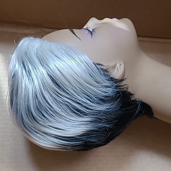 Black and white wig - Picture 3 of 4